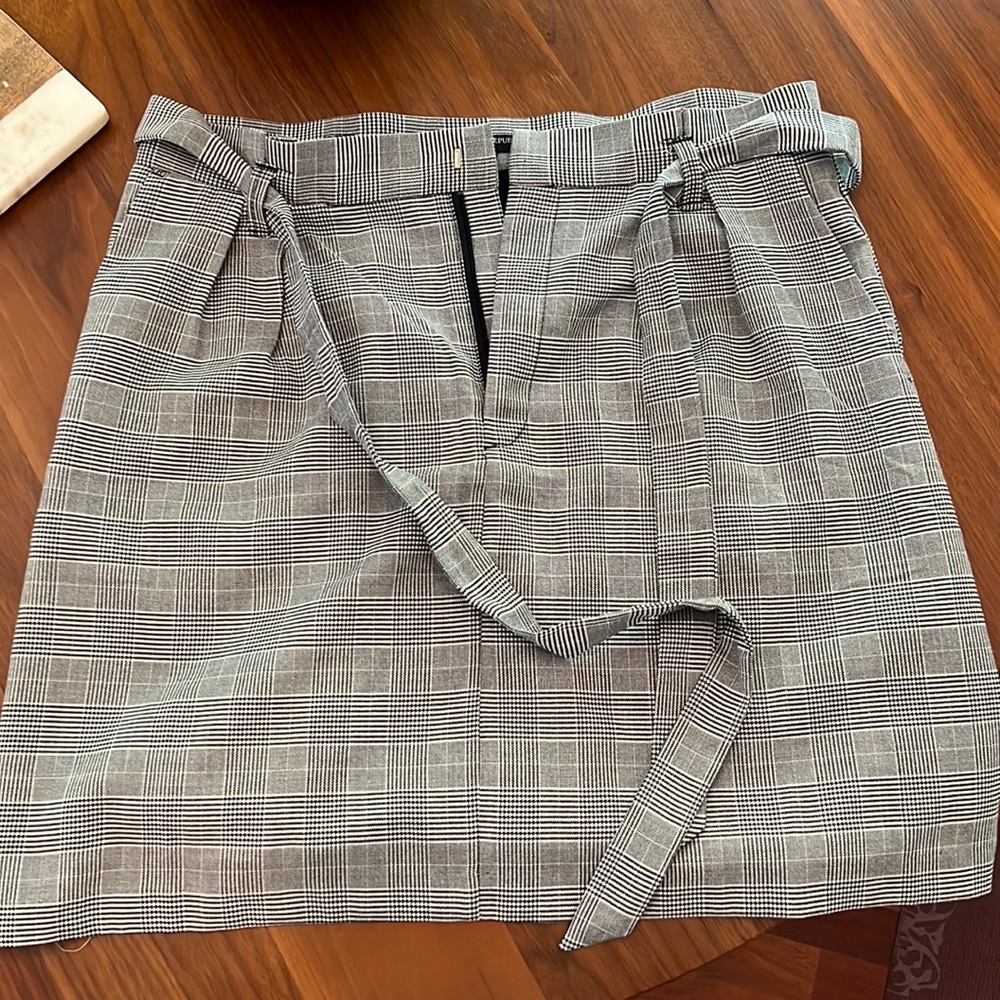 Banana Republic black and white skirt, size 8